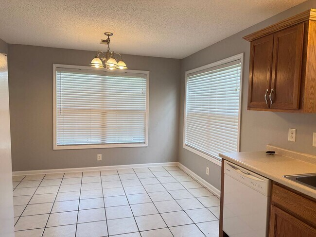 Building Photo - Almost 2000 sq.ft! Super Nice & Clean! 3 B...