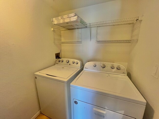 Building Photo - Spacious 2 Bed, 2 Bath + Loft in Prime Lak...