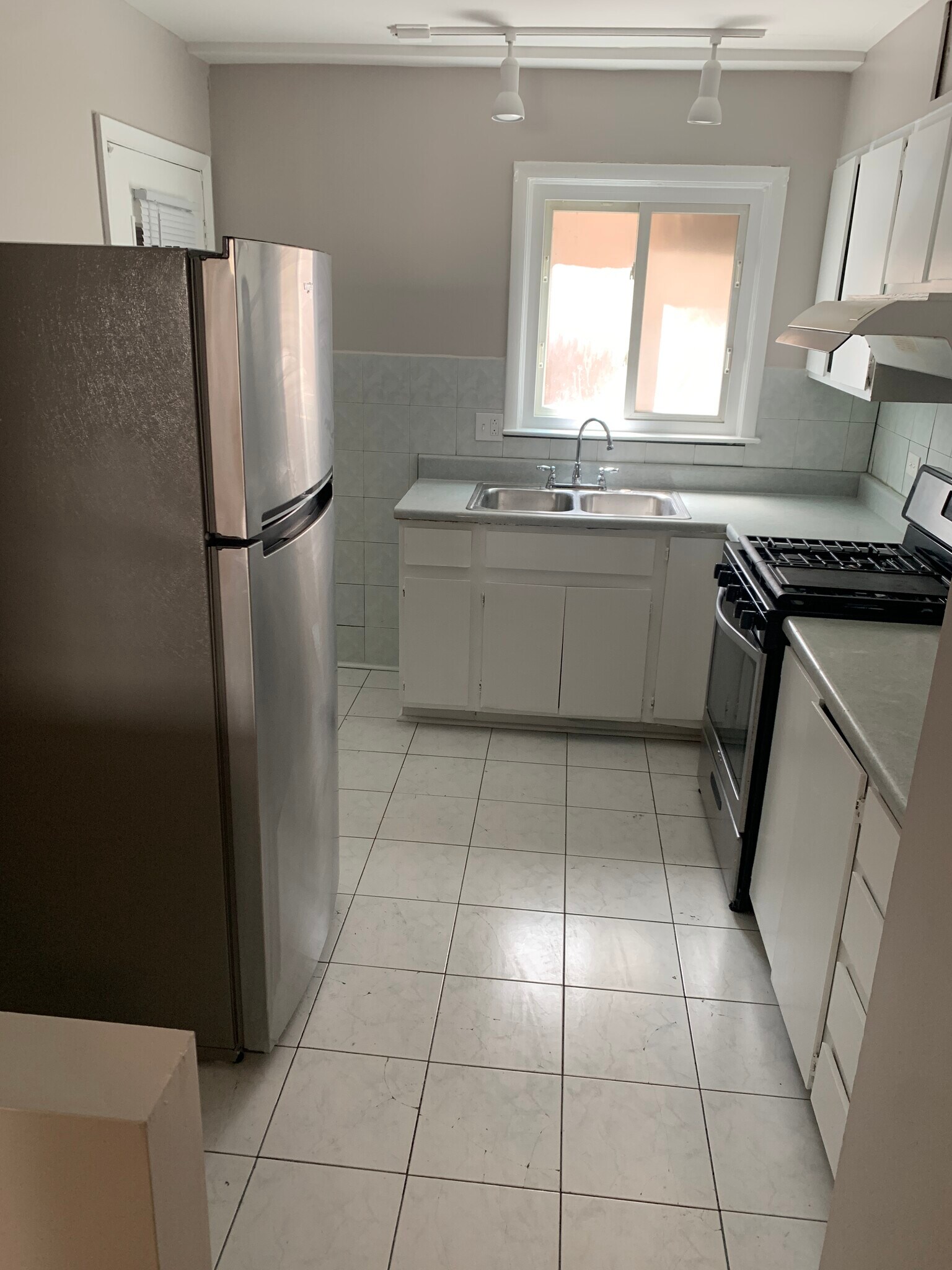 Building Photo - 6970 N Ashland Ave