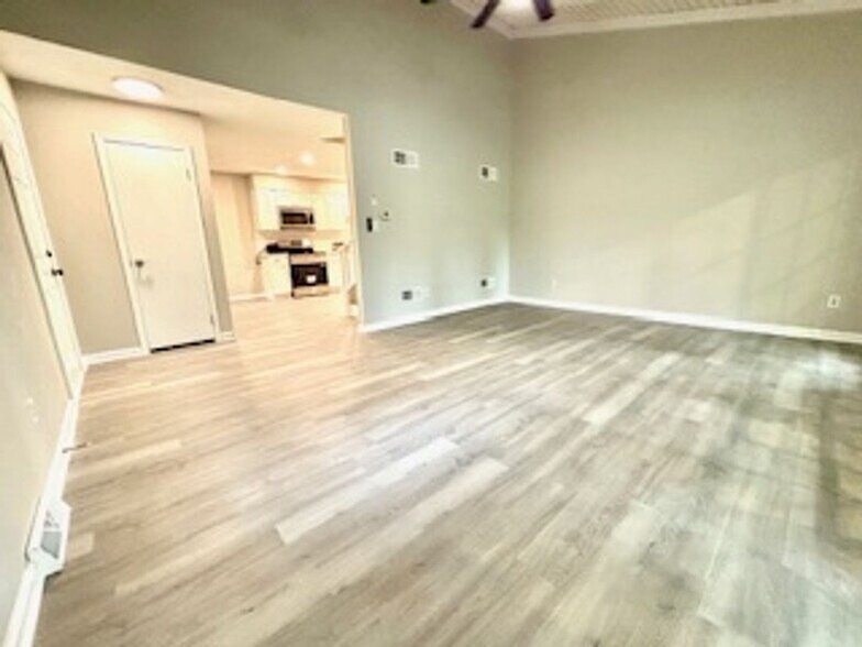 Building Photo - 1078 Lakeview Dr