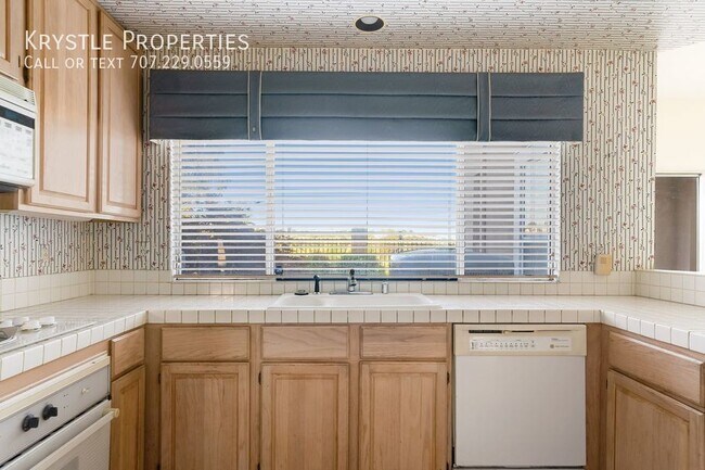 Building Photo - Luxurious Living in Gated Villa Del Mar Co...