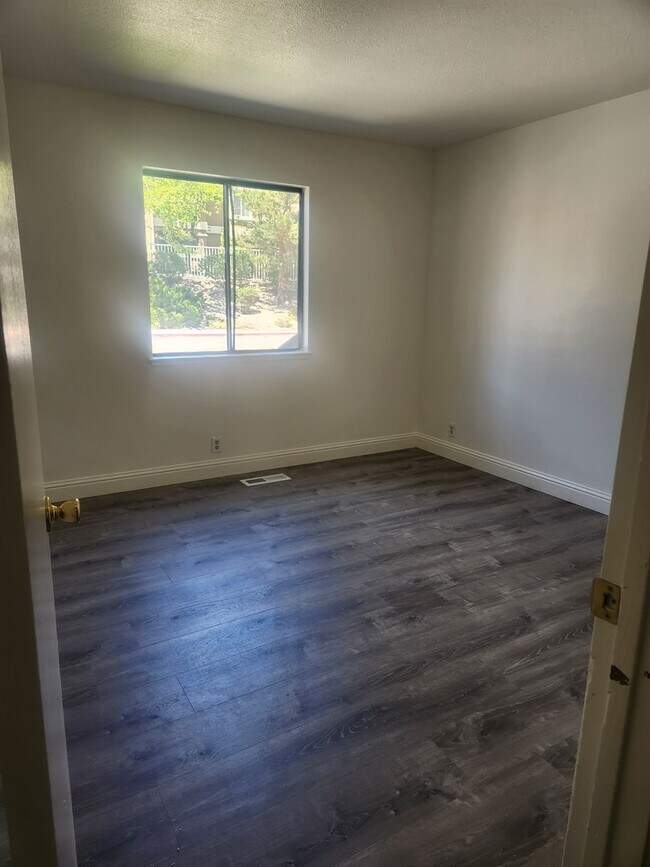 Building Photo - One bedroom condo with washer/dryer