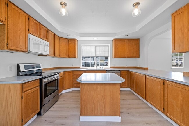 Building Photo - Beautiful 3-Bedroom, 3-Bath Home with a Huge Yard and Ample Parking