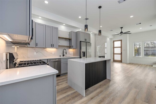 Building Photo - 4533 Larkspur St