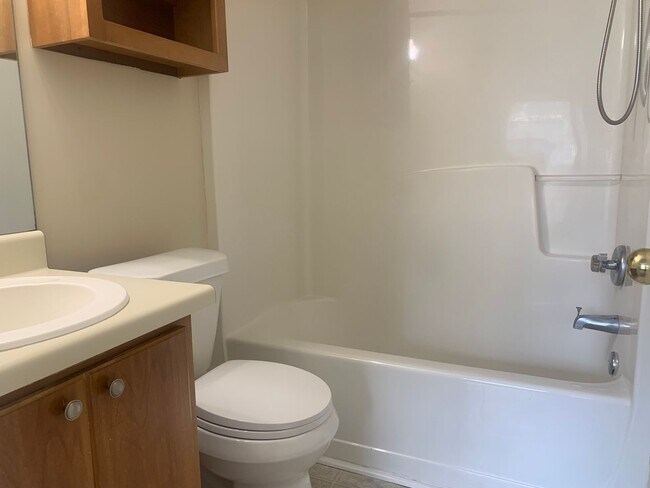 Building Photo - Move-in Ready!