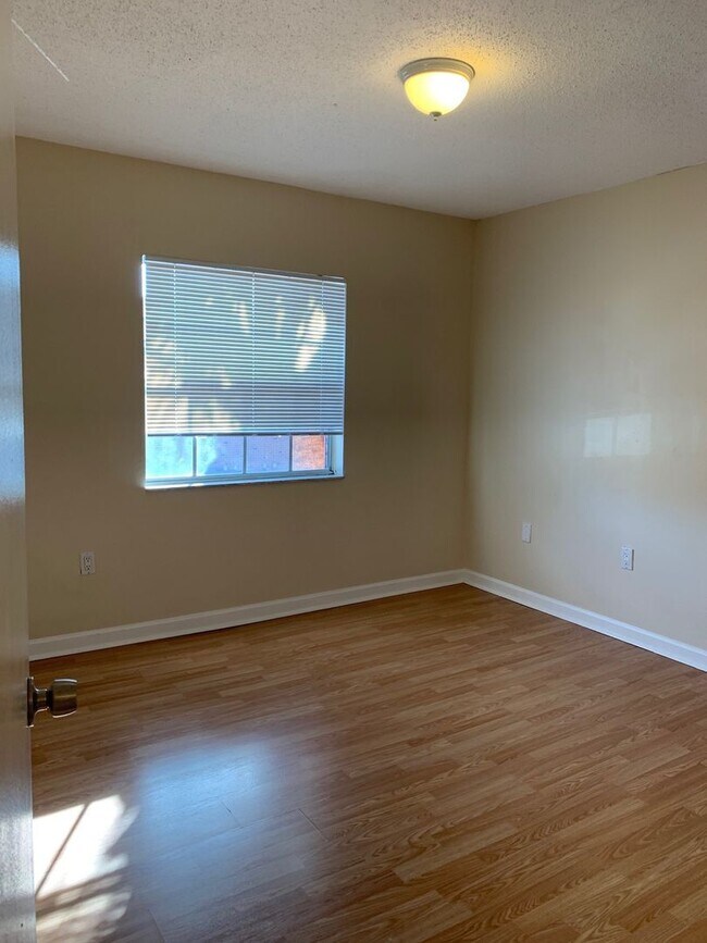 Building Photo - 2nd story, 2/1, updated unit on the Winter Park/Maitland border!!