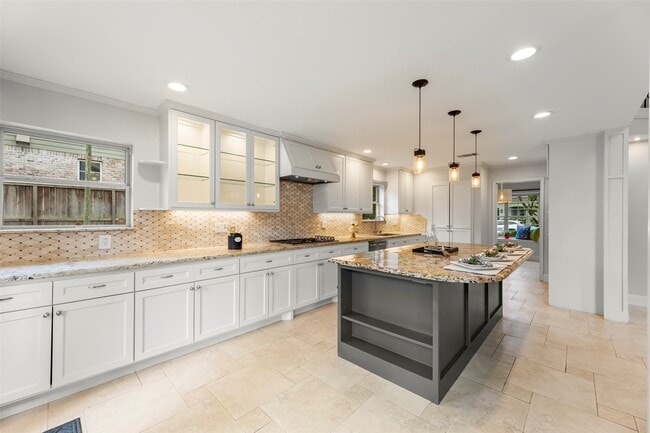 Building Photo - 14115 River Forest Dr