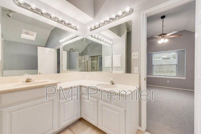 Building Photo - 1220 Royal Crescent Dr