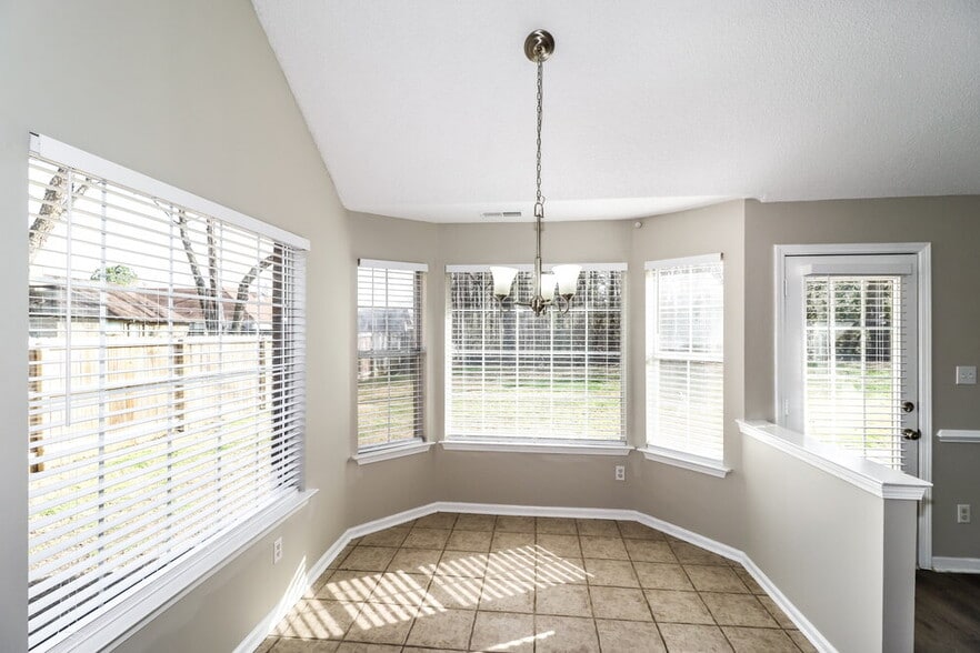 Building Photo - 5560 Mary Ln