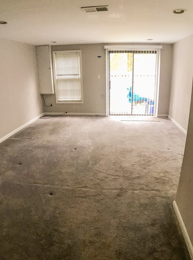 Building Photo - Beautiful end-unit townhome. Walkout basem...