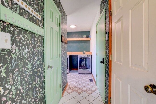 Building Photo - 412 Saddle Ct