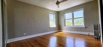 Building Photo - Studio in Ravenswood