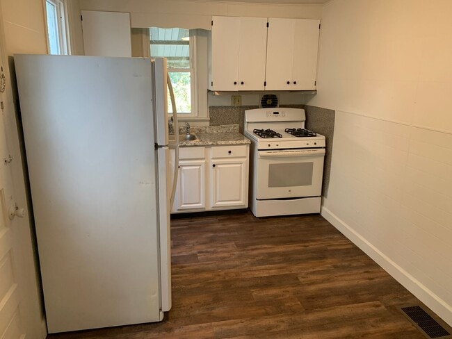 Building Photo - Spacious 2 Bedroom, 1 Bathroom with Bonus ...
