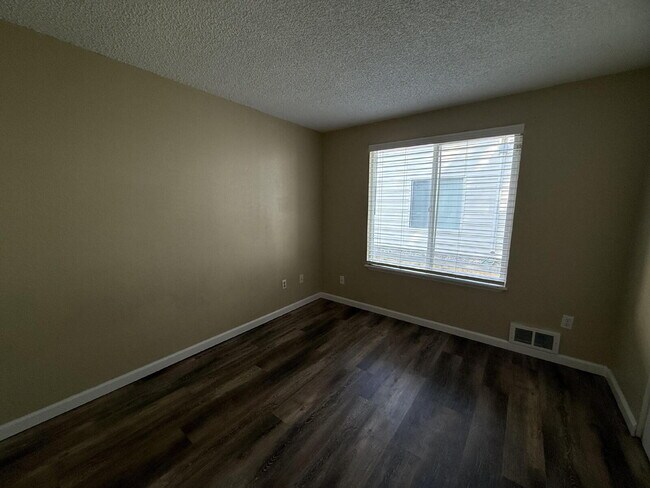 Building Photo - Fairwood Condo Available NOW!