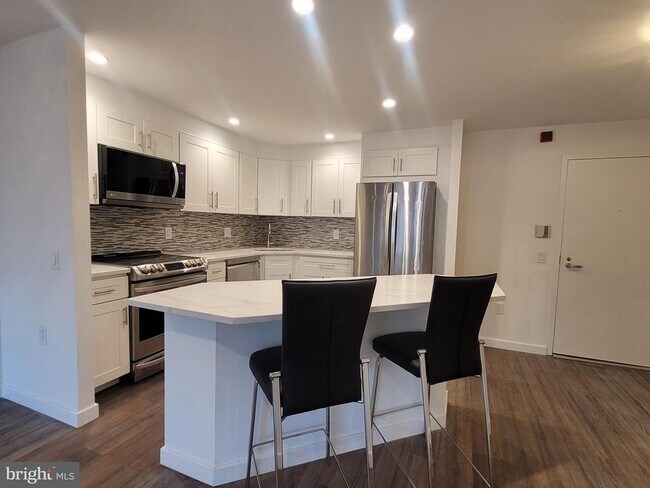 Building Photo - 241 S 6th St