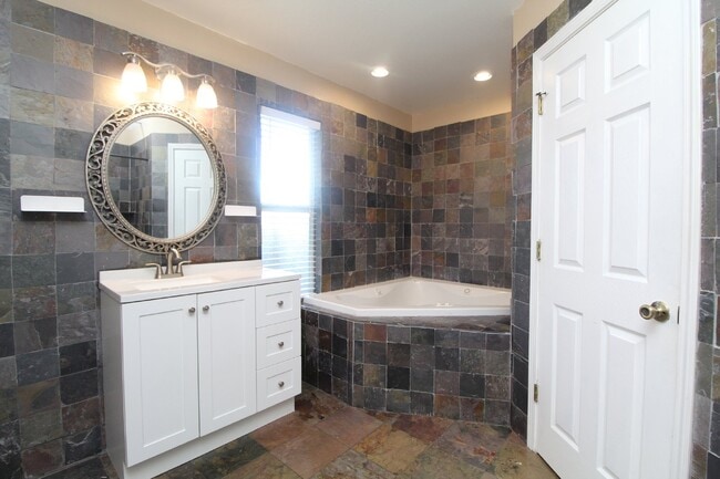 Building Photo - Spacious 3BR with Sunroom & Eat-In Kitchen – Holsberry Estates