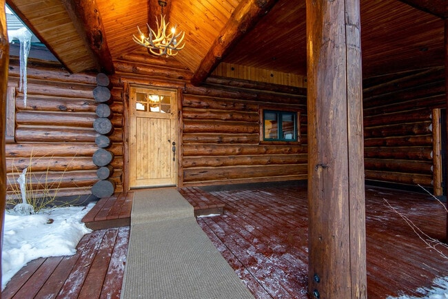 Building Photo - 1330 Larsen Ln