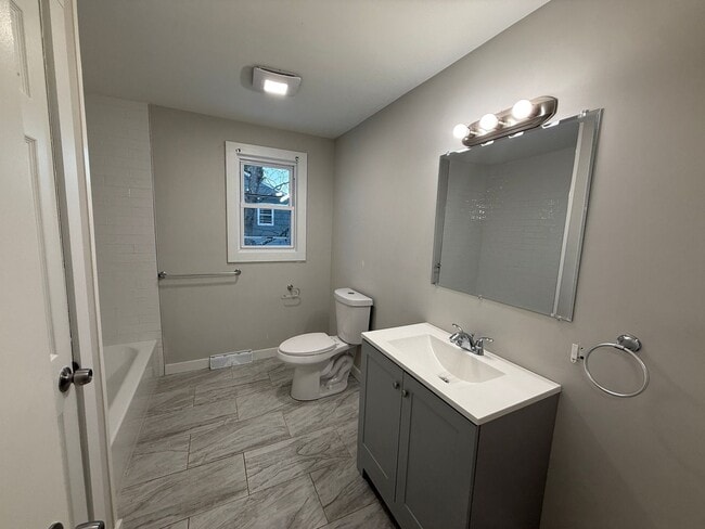 Building Photo - Recently updated 3 Bed 1 Bath Single Family House available February 1st!