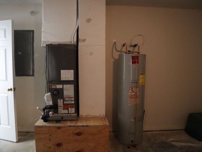 Building Photo - 3 Bedroom 2 Bath 2 Car Garage Deltona