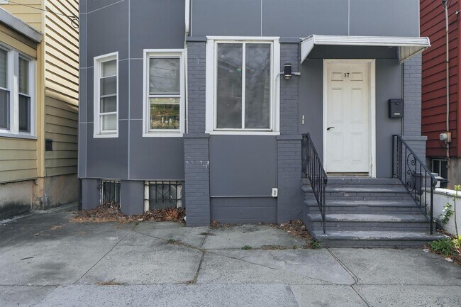 Building Photo - 17 Troy St