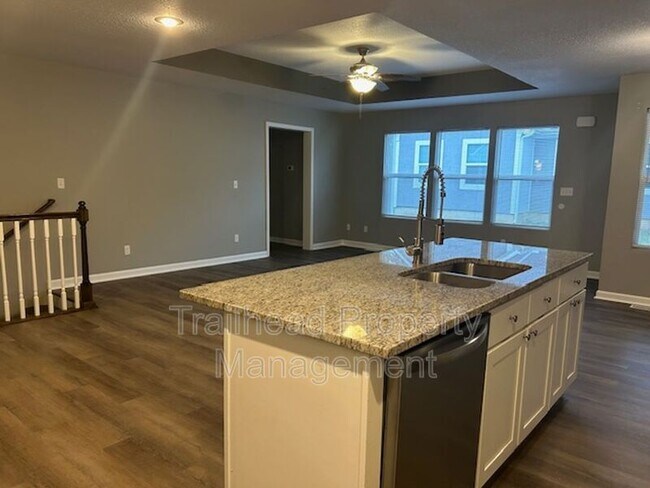 Building Photo - 605 Hillcrest St