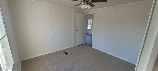 Building Photo - 120 Linda Sue Ln