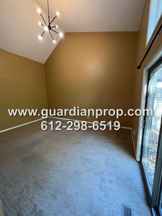 Building Photo - End Unit Maplewood Townhouse Available January 1st, Vaulted Ceilings, Patio, 2 Car Garage