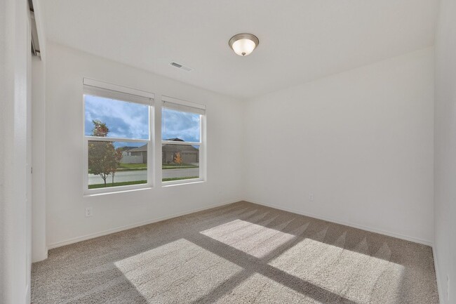 Building Photo - Bright 3-Bedroom Retreat with 2 Full Baths...