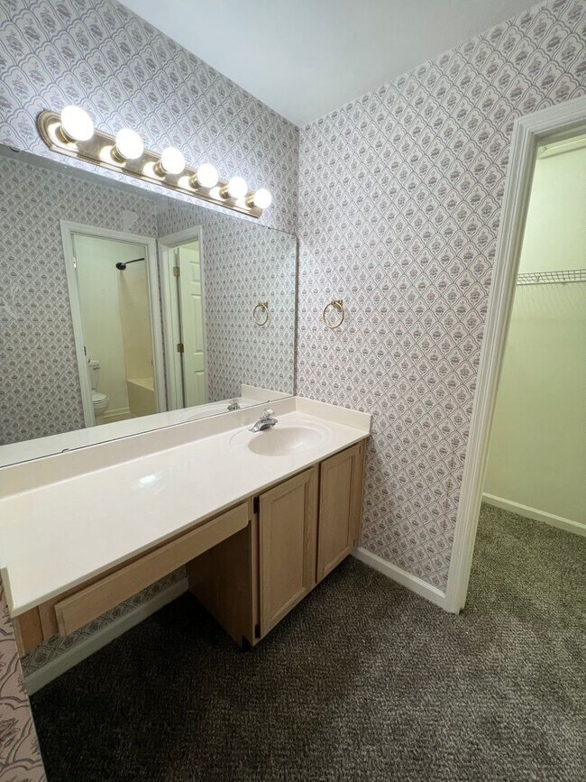 Building Photo - 2BR/2BATH Great School Zones! Available Summer 2026