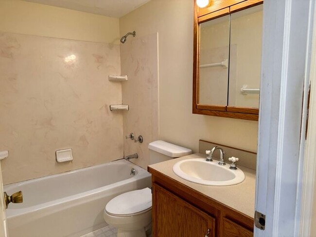 Building Photo - Beautiful 3 Bed, 2 Bath Cape Cod