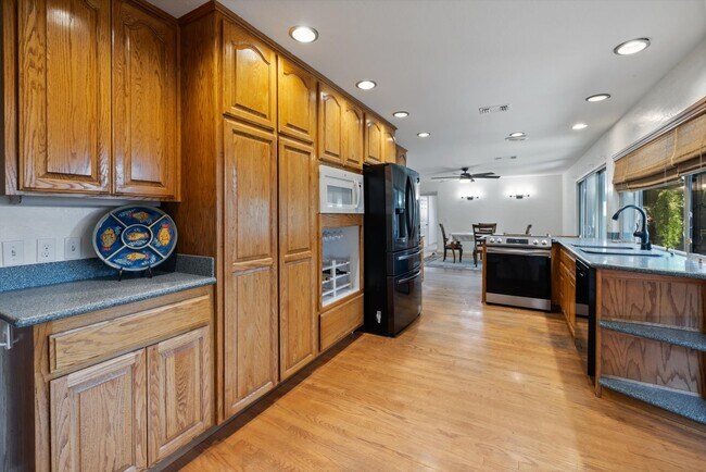 Building Photo - 618 Crestview Dr
