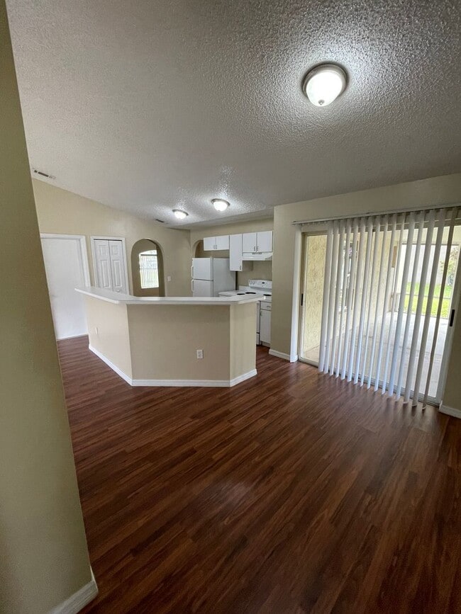Building Photo - Prime Deltona Neighborhood