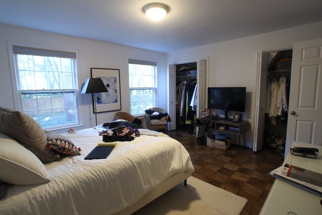 Building Photo - Wesley Heights Spacious 2 bedroom, 2.5 Bat...