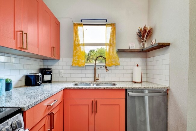 Building Photo - 319 E Courtland Pl