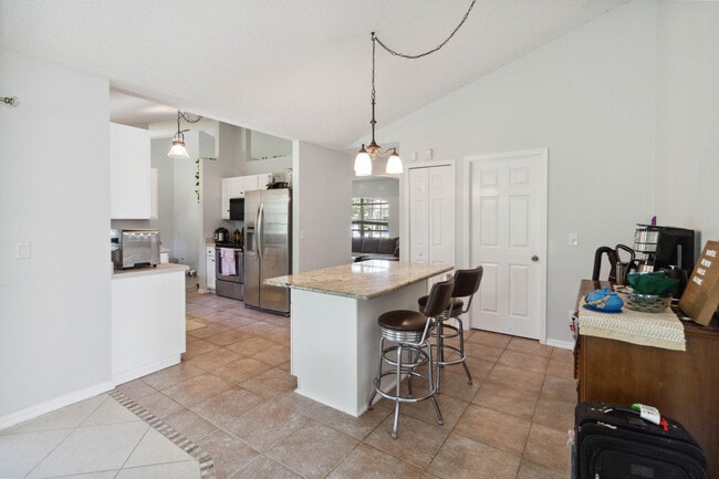 Building Photo - 1007 Jacaranda Cir
