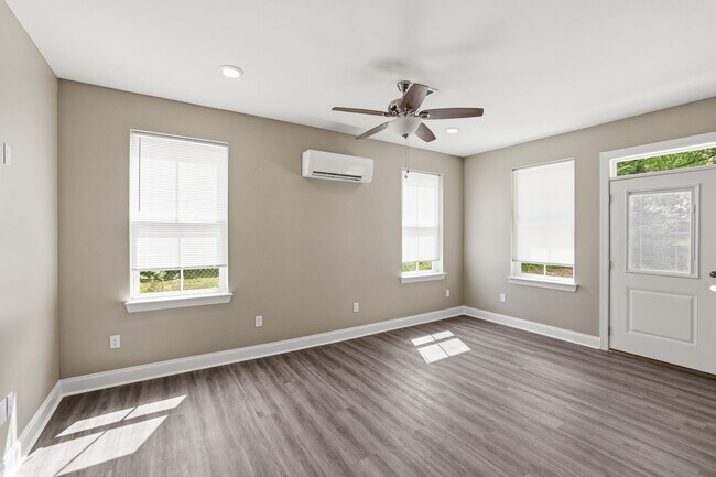 Building Photo - 705 Woodmore Ln