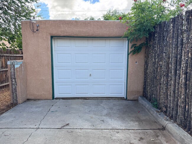 Building Photo - 2 Bedroom, 1 Bathroom Home near Nob Hill/UNM/UNMH