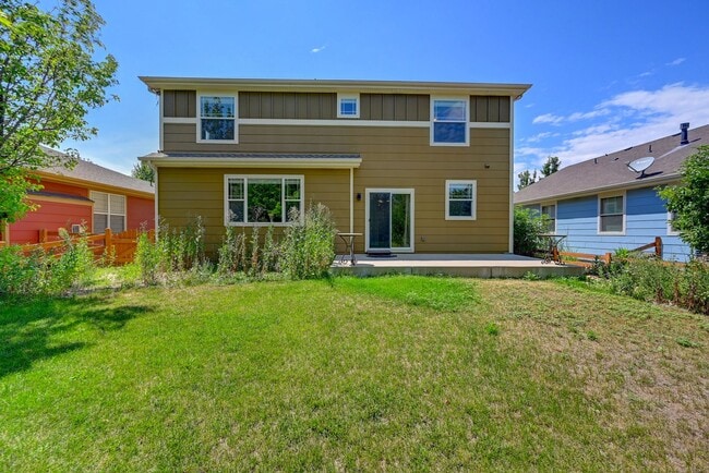 Building Photo - 5 bedroom, 4 bath home with 2 car attached garage