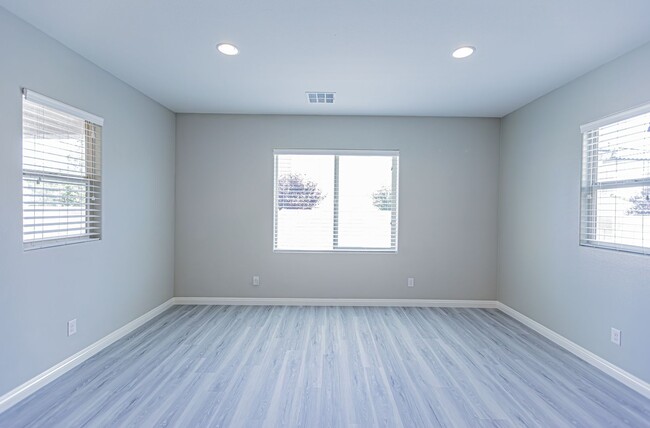 Building Photo - Beautiful Home in a Gated Community