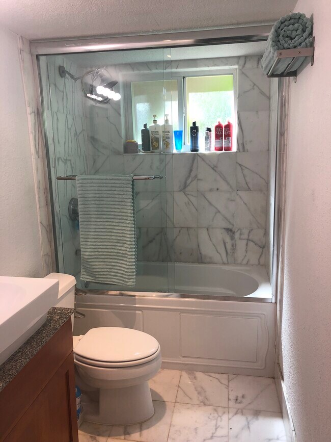 Building Photo - 9971 W Bay Harbor Dr