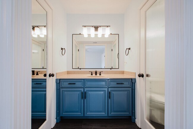 Building Photo - Move-in-ready 3 bed / 3 Full Bath In Louisville's Four Seasons — Fully Updated, No Carpet, Fiber ...