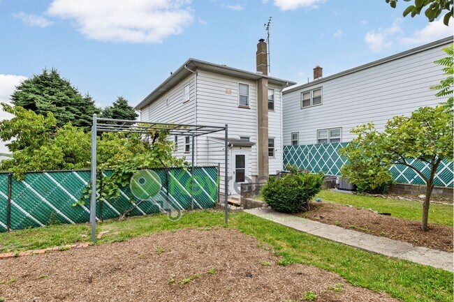 Building Photo - 171 Burns Ave