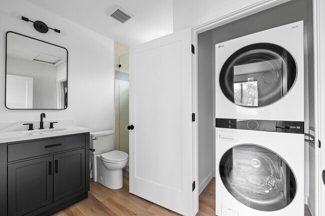 Building Photo - 609 E 5th St