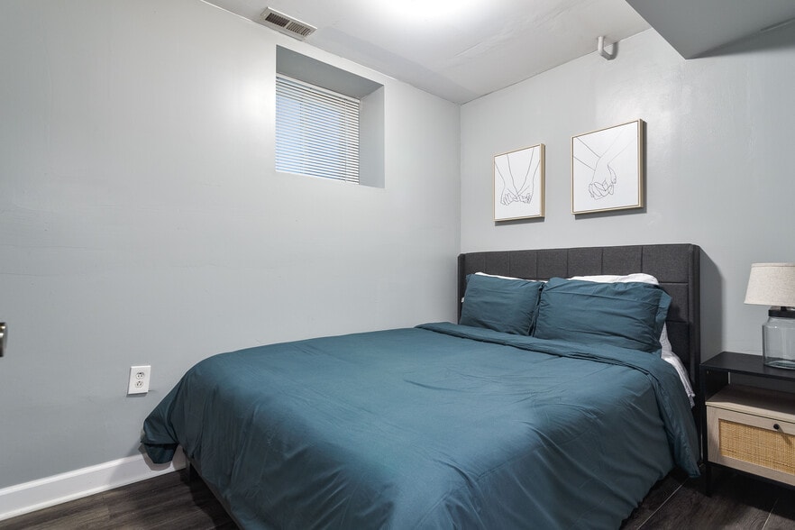 Building Photo - 3047 N Clybourn Ave