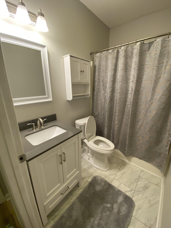 Guest Bathroom - 100 Clovis Cir