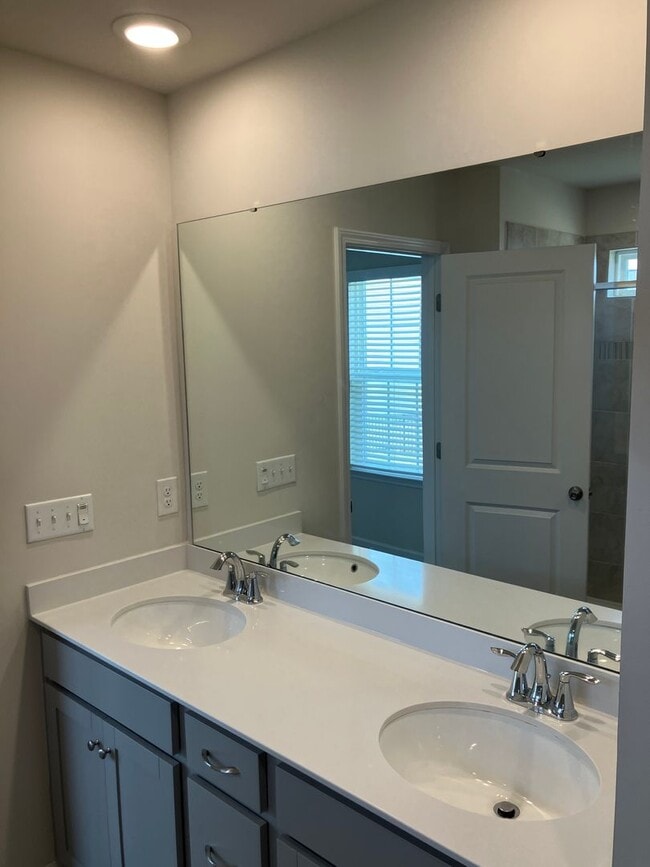 Building Photo - Beautiful Like new 3 bedroom Home in Gambi...