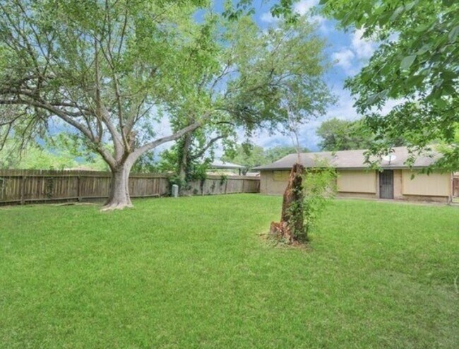 Building Photo - 4803 Beechaven St