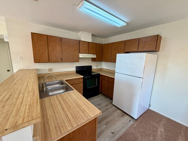 Building Photo - 2 bedroom condo in gated community