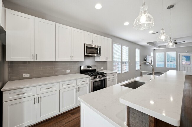 Building Photo - 605 Dumble St