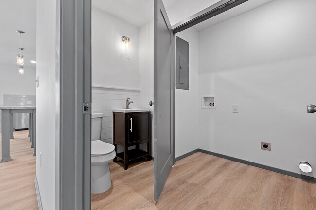 Building Photo - 905 N Lincoln St